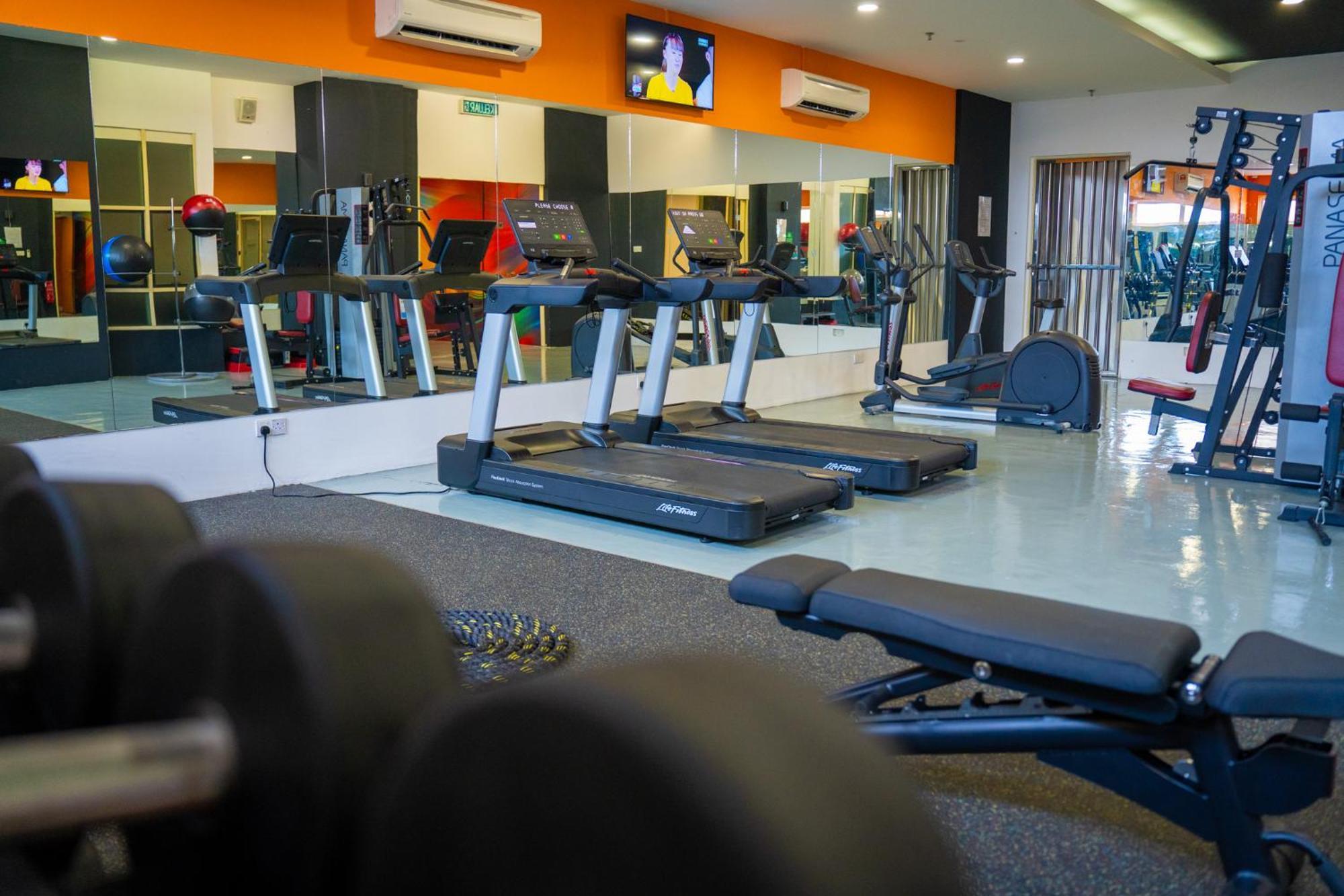 The Waterfront Hotel Kuching Exteriör bild A gym in Malaysia