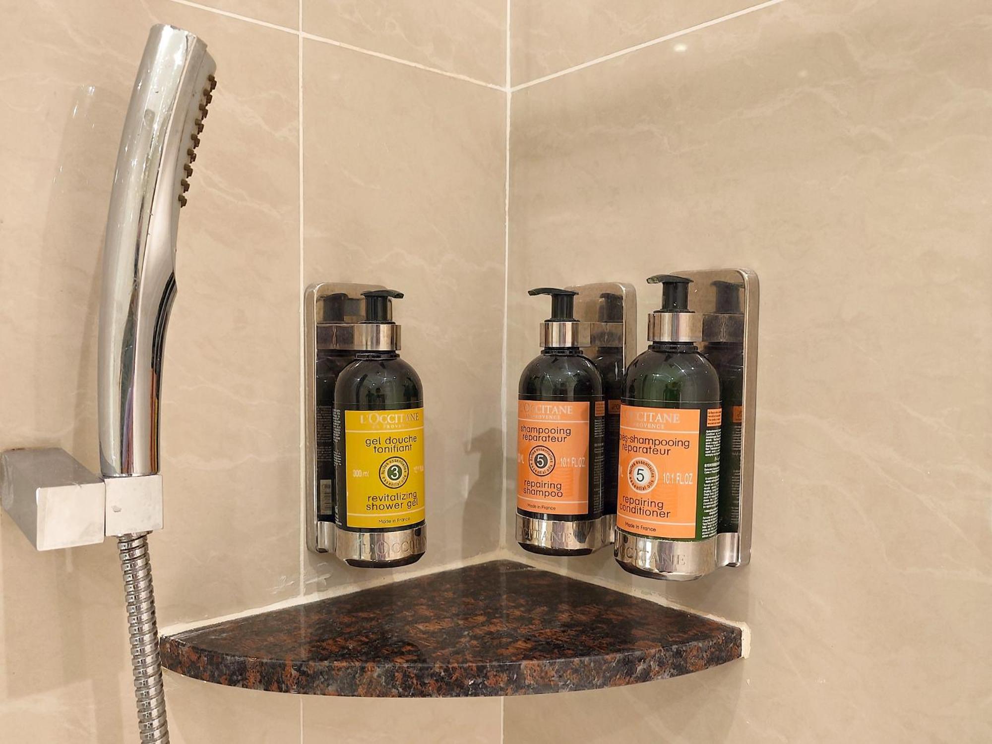 The Waterfront Hotel Kuching Exteriör bild Shower gel