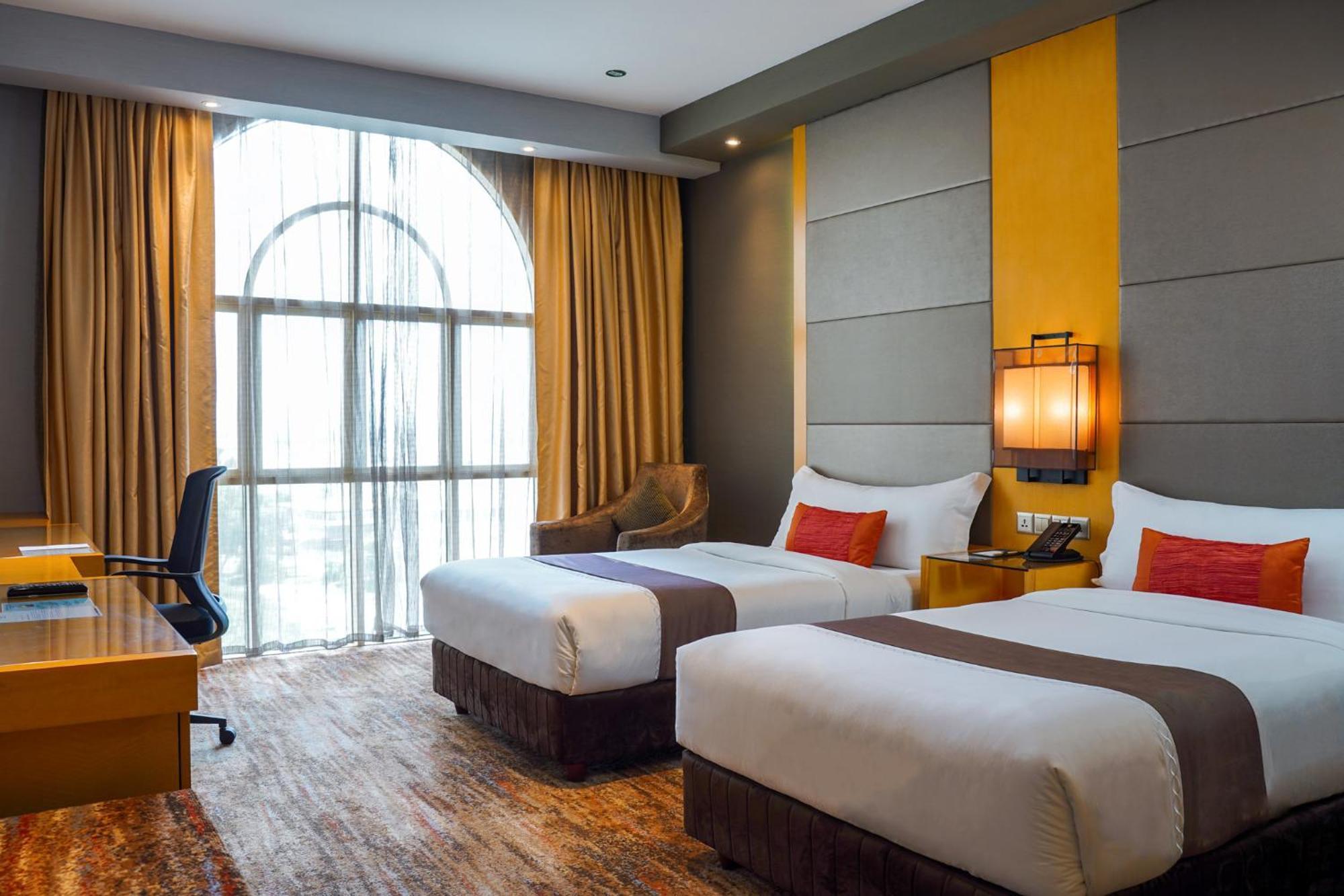 The Waterfront Hotel Kuching Exteriör bild