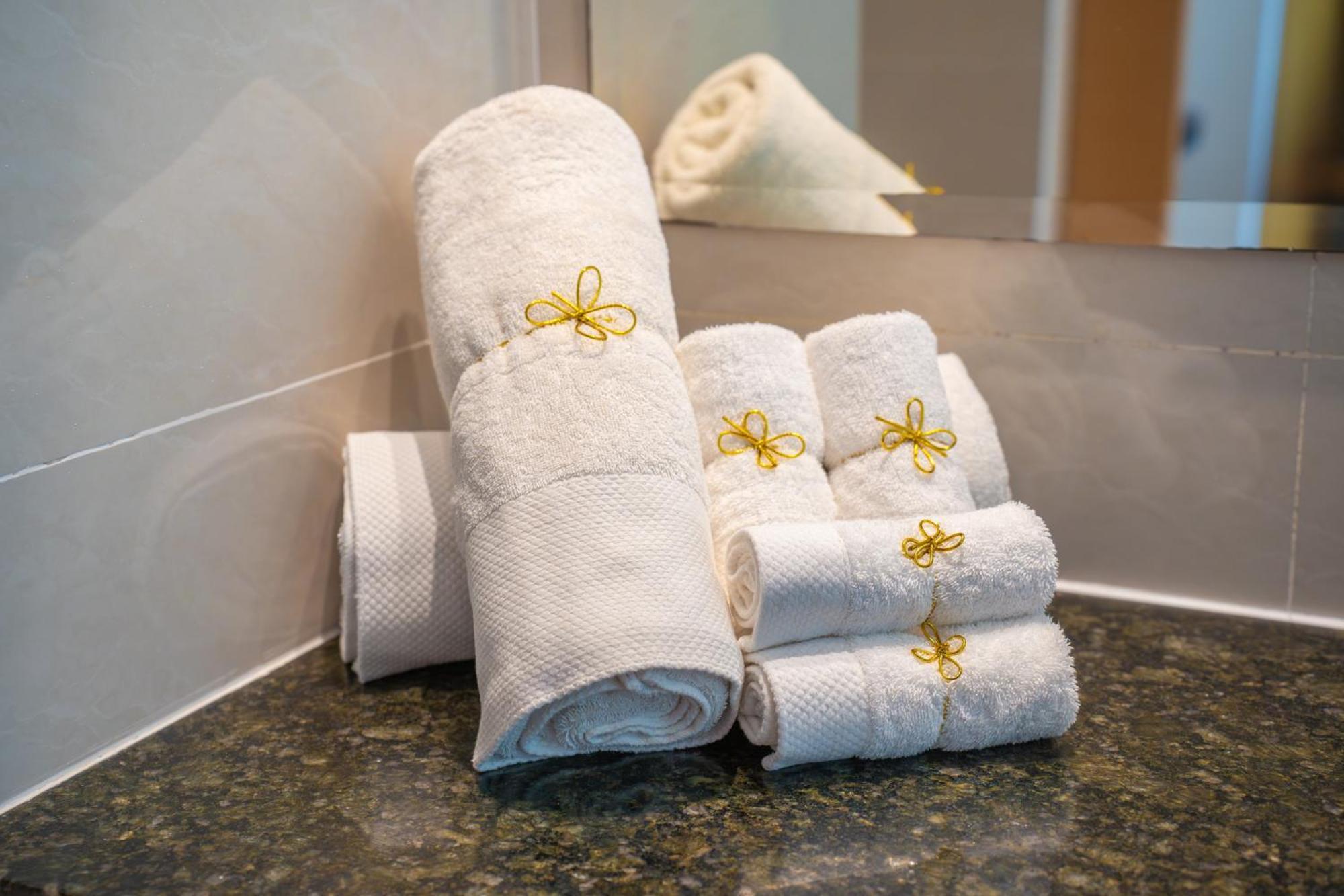 The Waterfront Hotel Kuching Exteriör bild Bath towels