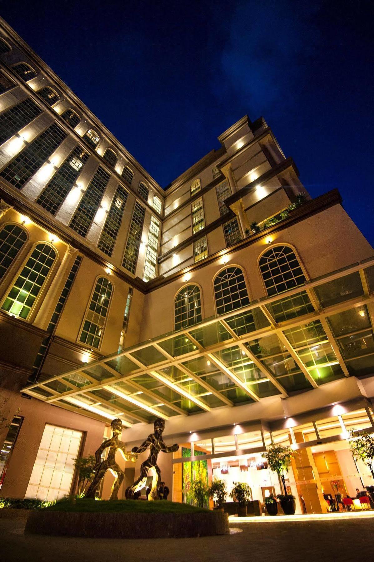 The Waterfront Hotel Kuching Exteriör bild The hotel's facade