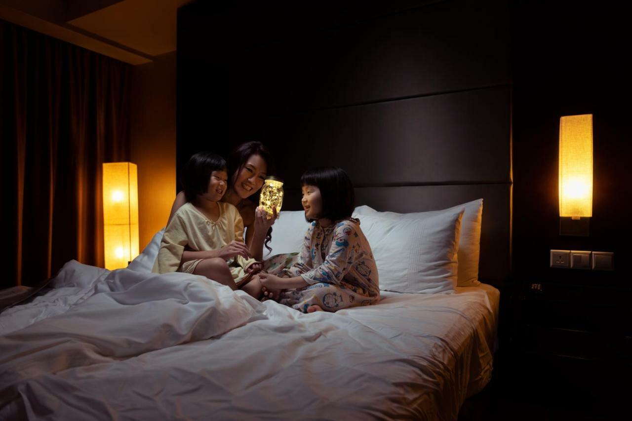 The Waterfront Hotel Kuching Exteriör bild A scene from the film